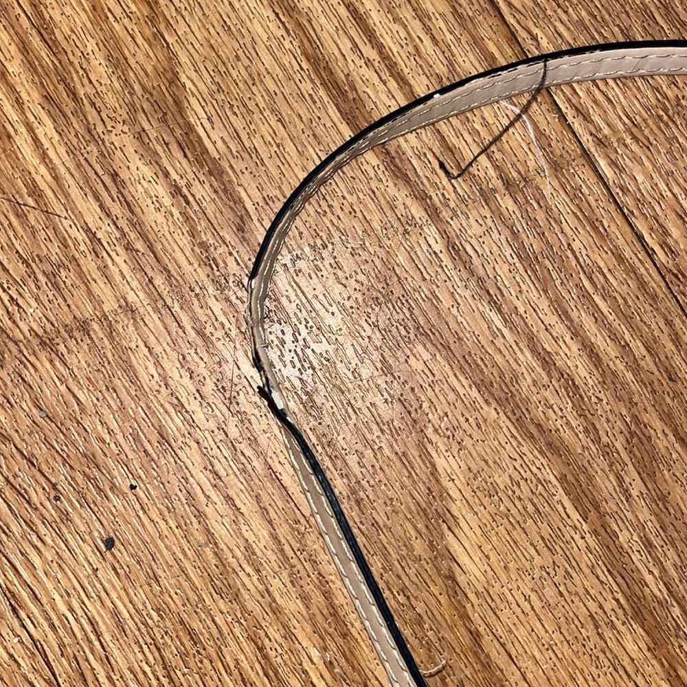 Guess - Picture 3 of 7